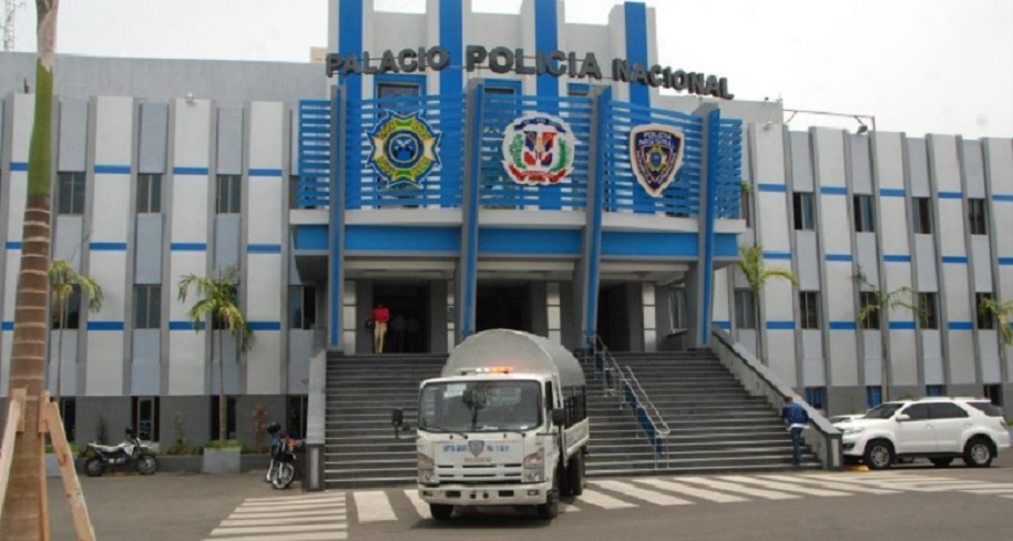 Camión transita frente al palacio de la Policía Nacional.