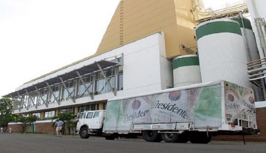 Un camión de la Cervecería Nacional Dominicana se desplaza dentro en las instalaciones. (Foto: externa)