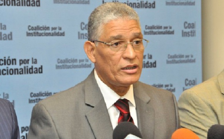 Politólogo Freddy Ángel Castro ofrece declaraciones.
