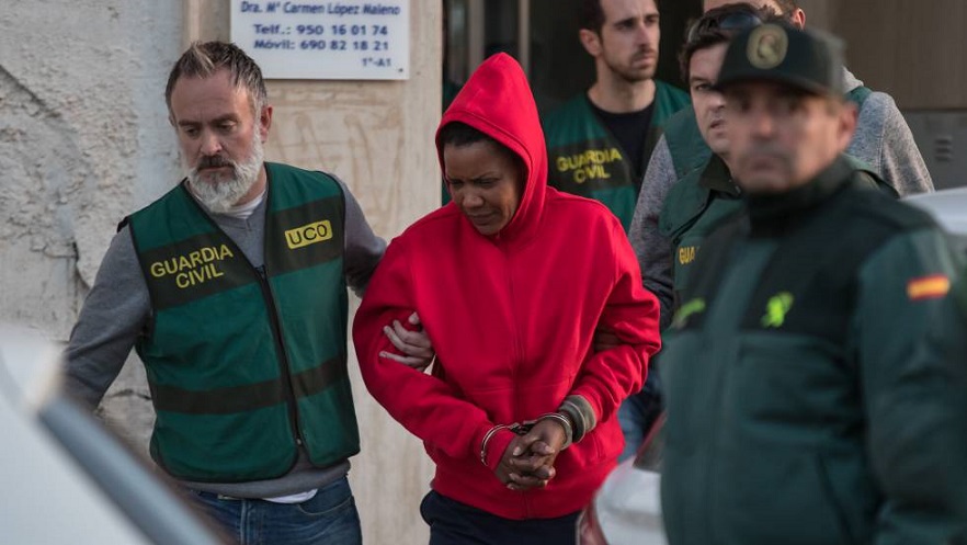 Dominicana Ana Julia Quezada es conducida detenida.