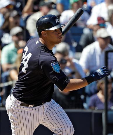 El dominicano Gary Sánchez, de los Yankees de Nueva York, mira dirección de la bola.