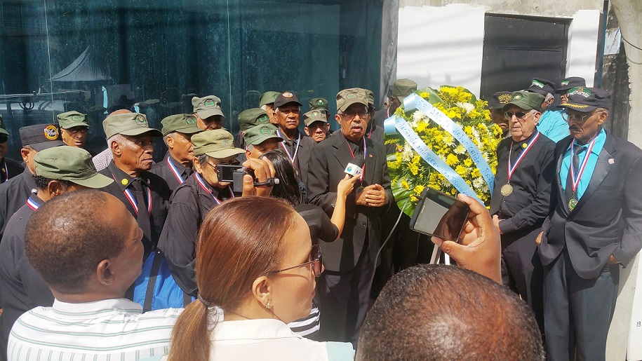 Andrés Fortunato y Militares Constitucionalistas deportan ofrenda floral.