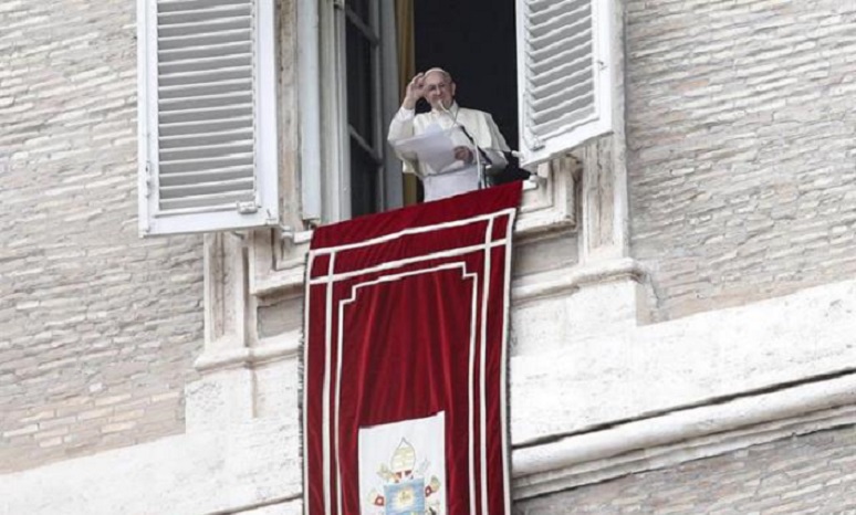 El papa Francisco da la bendición.