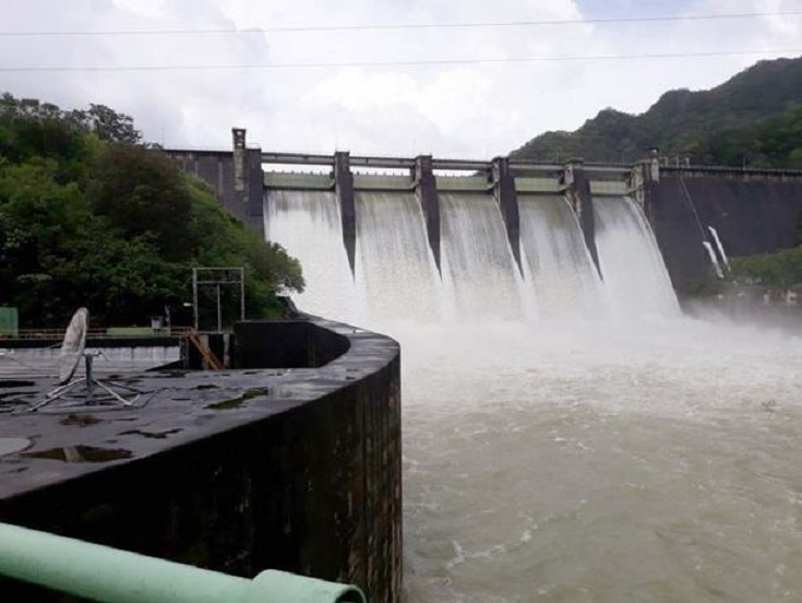 Presa de Valdesia en operación.