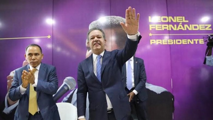 Leonel Fernández PLD durante actividad saluda.