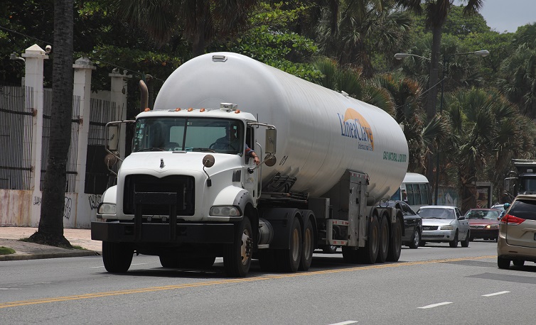 Camión de carga se desplaza por una avenida del Distrito Nacional. (Foto: externa)