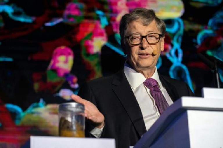 Bill Gates teme que desinformación desmotive a la población a vacunarse contra el coronavirus.