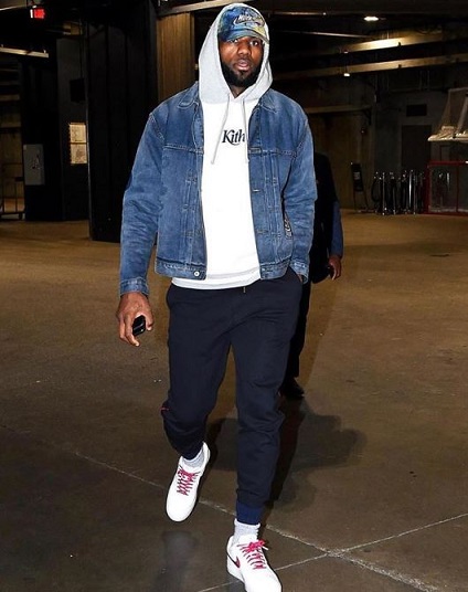 salón brazo olvidadizo LeBron James llega al Staples Center utilizando tenis Nike "De Lo Mío"