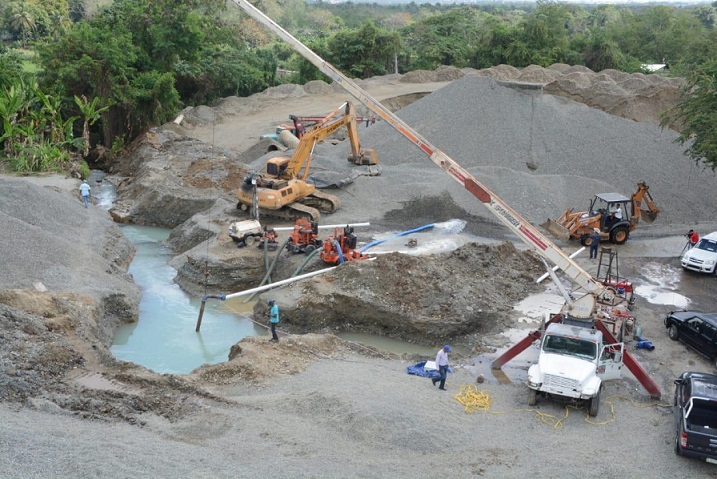 Equipos de la CAASD trabajan en avería en acueducto Valdesia-Santo Domingo.