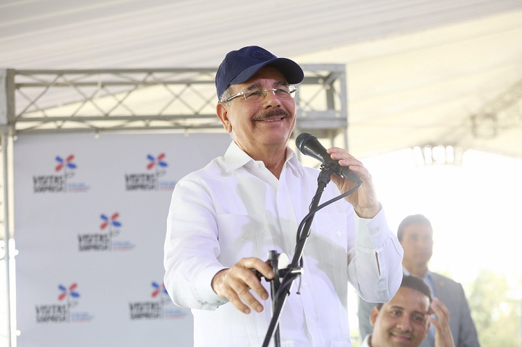 Danilo Medina, entrega planta procesadora de lácteos, frutas y néctares.