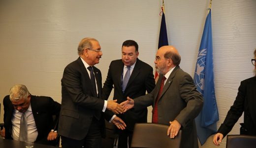 El mandatario Danilo Medina saluda al director general de la FAO José Graziano.