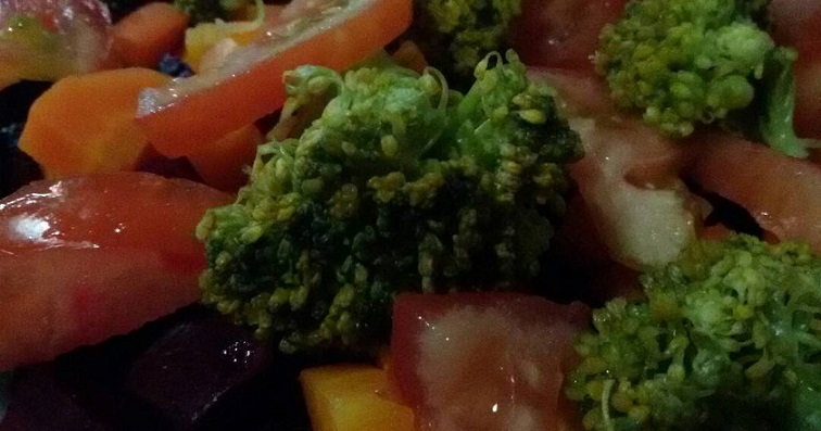 Ensalada con tomate y brócoli.