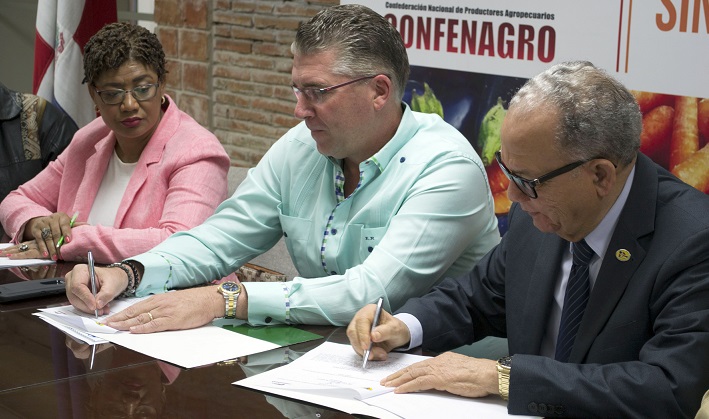 Firma de acuerdo entre IDECOOP y CONFENAGRO.