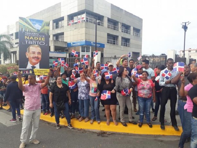 Integrantes del movimiento “El Pueblo Manda” dan apoyo a Danilo Medina.