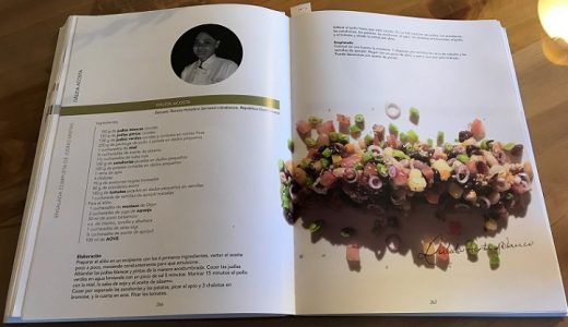  Ejemplar del libro “Cocina con ciencia contra el cáncer”.