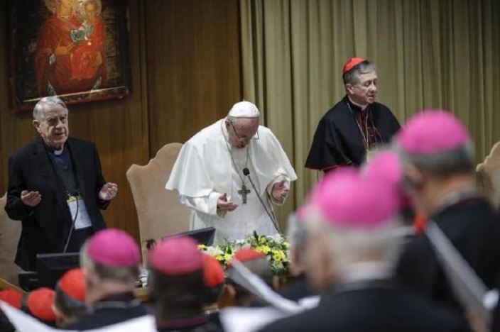 Papa Francisco reza en segunda jornada de la reunión con obispos.