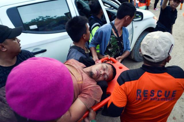 Rescatistas indonesios trasladan a un herido.