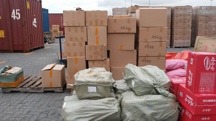 Aduanas decomisa cargamento de medicinas, ron y cerveza en Haina Oriental.