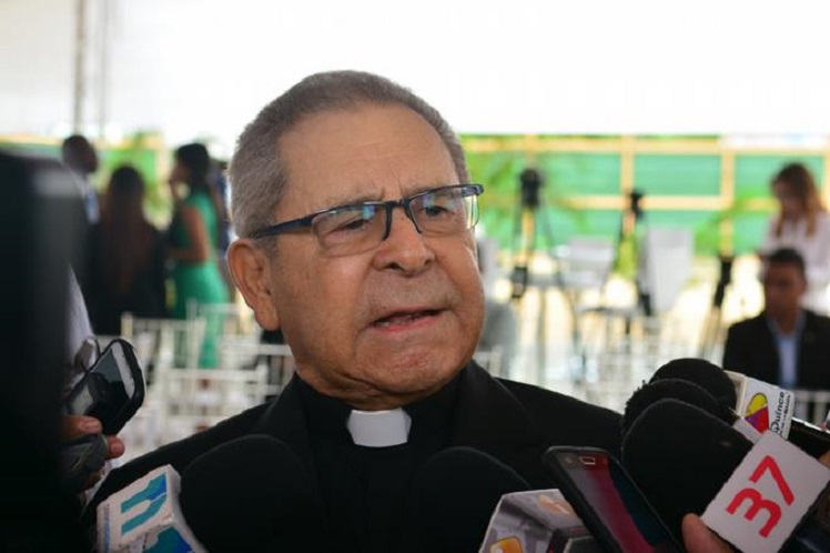 Monseñor Agripino Núñez Collado ofrece declaraciones.