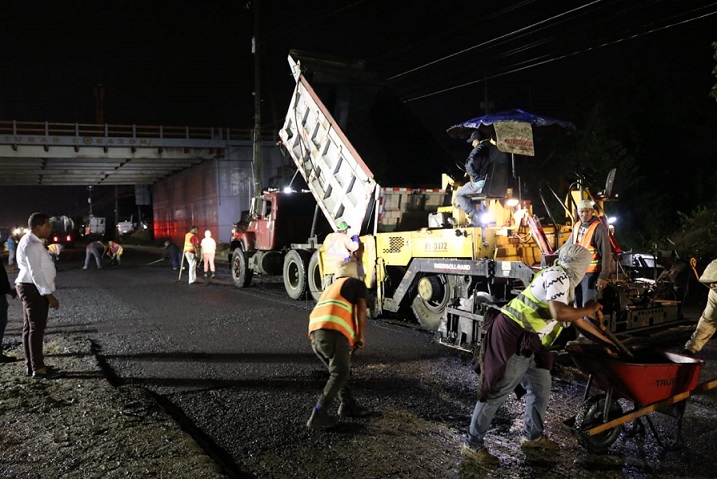 Obreros de Obras Públicas reparan hundimiento en Autopista Duarte.