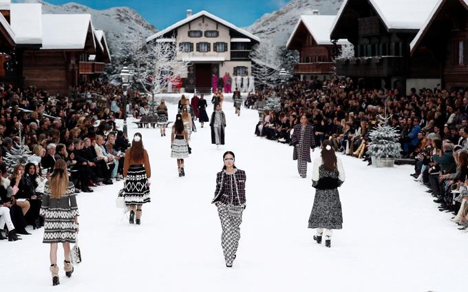 Desfile de nieve para despedir Karl Lagerfeld.
