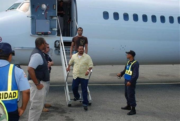 EE.UU. deporta 68 dominicanos.