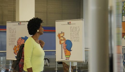 Exposición ilustrada sobre los derechos de usuarios en estación del Metro.