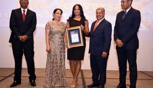 La periodista Senabri Silvestre de El Día recibe reconocimiento.