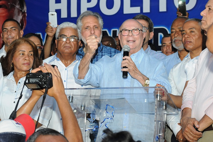 Hipólito Mejía se reúne con líderes comunitarios de Villa Mella.