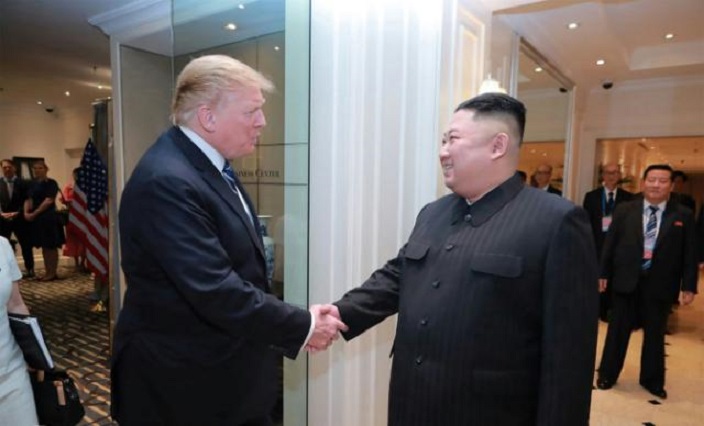 Kim Jong Un y Donald Trump, se dan la mano en Hanoi.