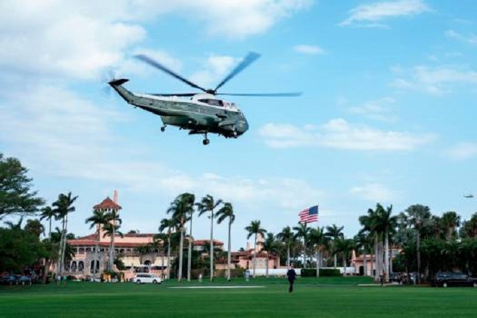 Marine One, con el presidente Donald J. Trump, despega de Mar-a-Lago.