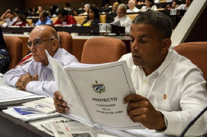 Miembro de la Asamblea Nacional cubana lee Constitución