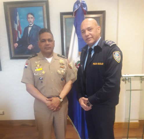 Ministro de Defensa Rubén Paulino Sem y Jiovanni de Jesús Gil, director Policía Escolar.