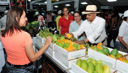 Ministro Agricultura Osmar Benítez visita Feria Nacional Agropecuaria.