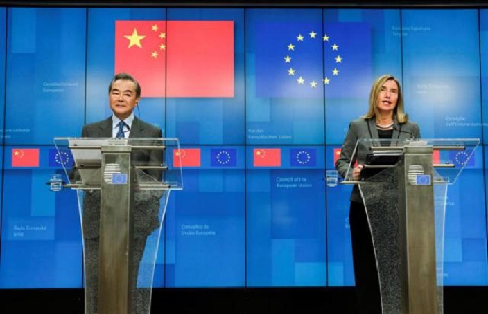 Ministro de Exteriores chino Wang Yi y la jefa de la diplomacia europea Federica Mogherini.