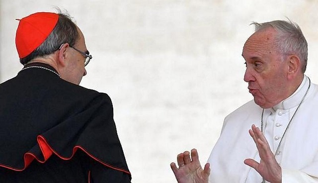 Papa Francisco rechaza dimisión cardenal Philippe Barbarin encubrió caso pederastia.