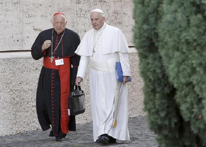 Papa Francisco camina junto al otrora arzobispo Ricardo Ezzati.