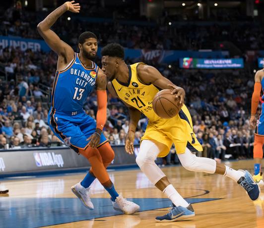 Paul George defiende a Thaddeus Young.