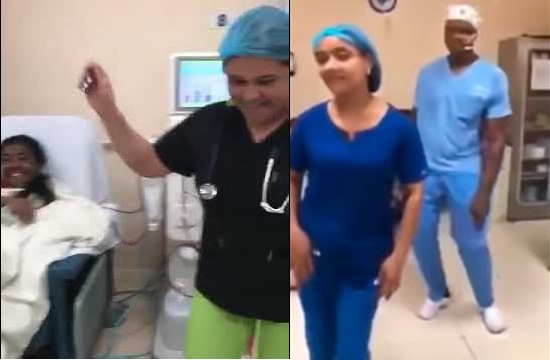 Personal de la Unidad de Diálisis del Hospital Ney Arias baila con pacientes.