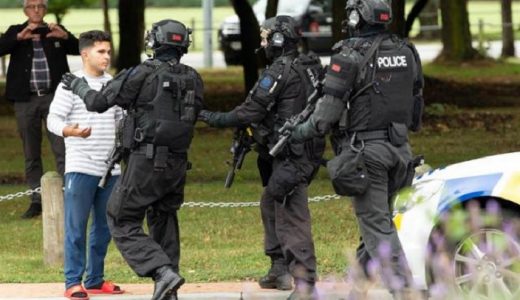  Policía armado monta guardia después del tiroteo en dos mezquitas.