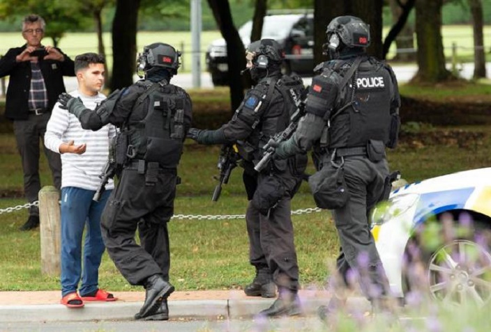 Policías hacen retroceder a personas de la escena de un tiroteo este viernes en Nueva Zelanda.