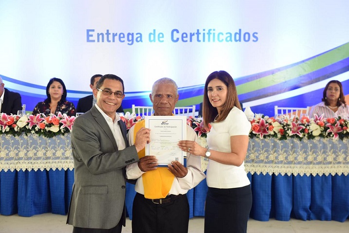 Rafael Ovalles y Juana Barceló entregan certificados.