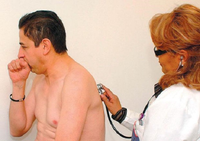 Médico realiza un examen de tuberculosis a un paciente.