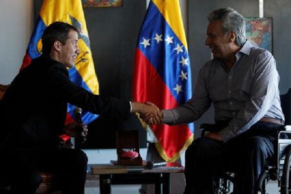 El presidente de Ecuador Lenín Moreno saluda a Juan Guaidó.