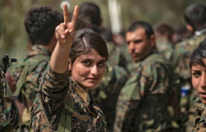 Una combatiente de las Fuerzas Democráticas Sirias (FDS).
