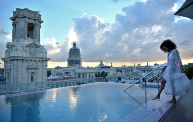 Turista en piscina del hotel Gran Manzana, en La Habana.