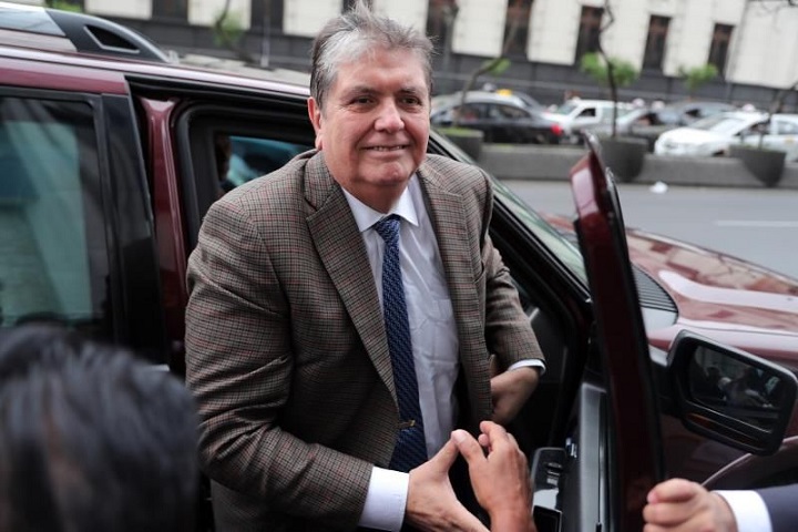 Alan García, expresidente del Perú, sale de vehículo.