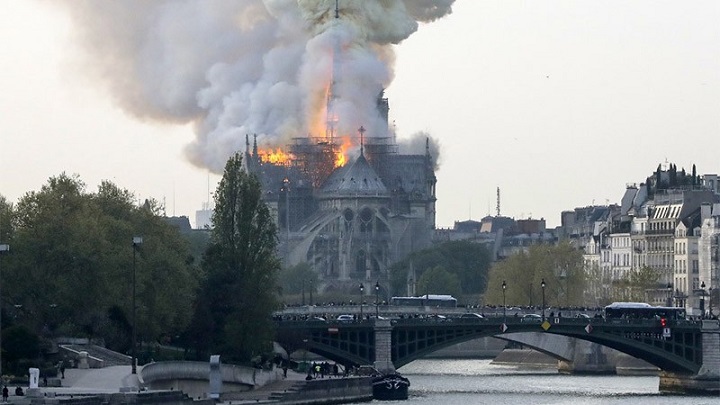 Fuego en la catedral Notre Dame.