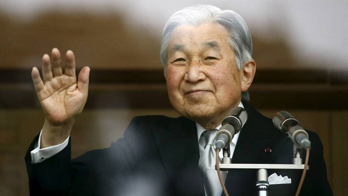 El emperador Akihito saluda.