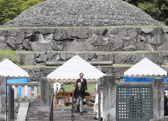 El emperador Akihito tras visitar la tumba de su padre, el emperador Hiroito.